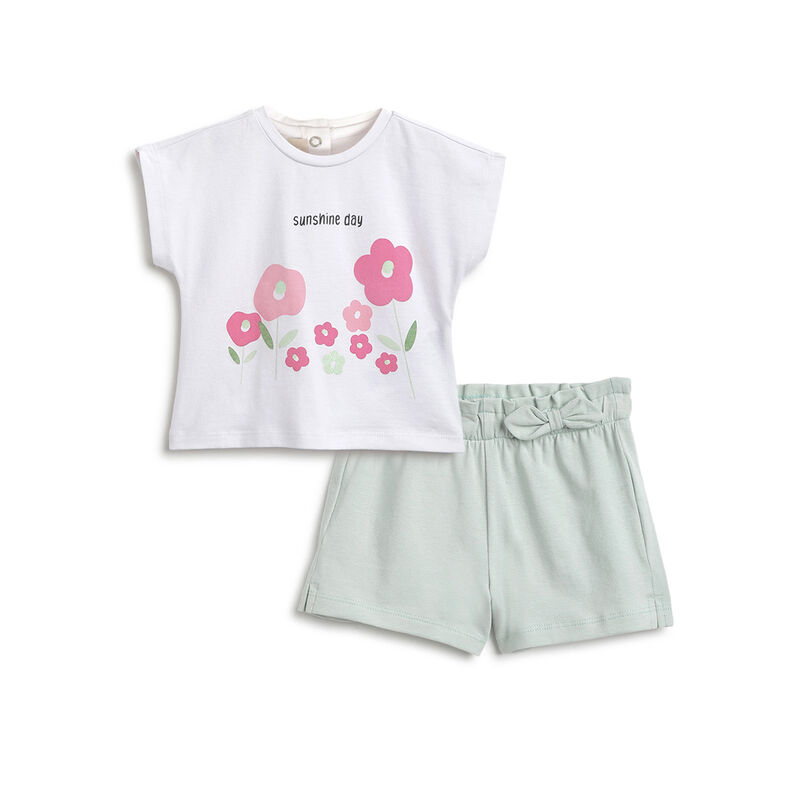 Girls White T-shirt with Short Pants image number 0